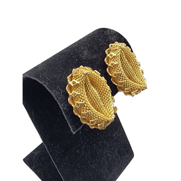 Continental Vintage Gold Tone Mesh Clip On Earrings Oval Shaped Ladies Costume - Picture 5 of 7